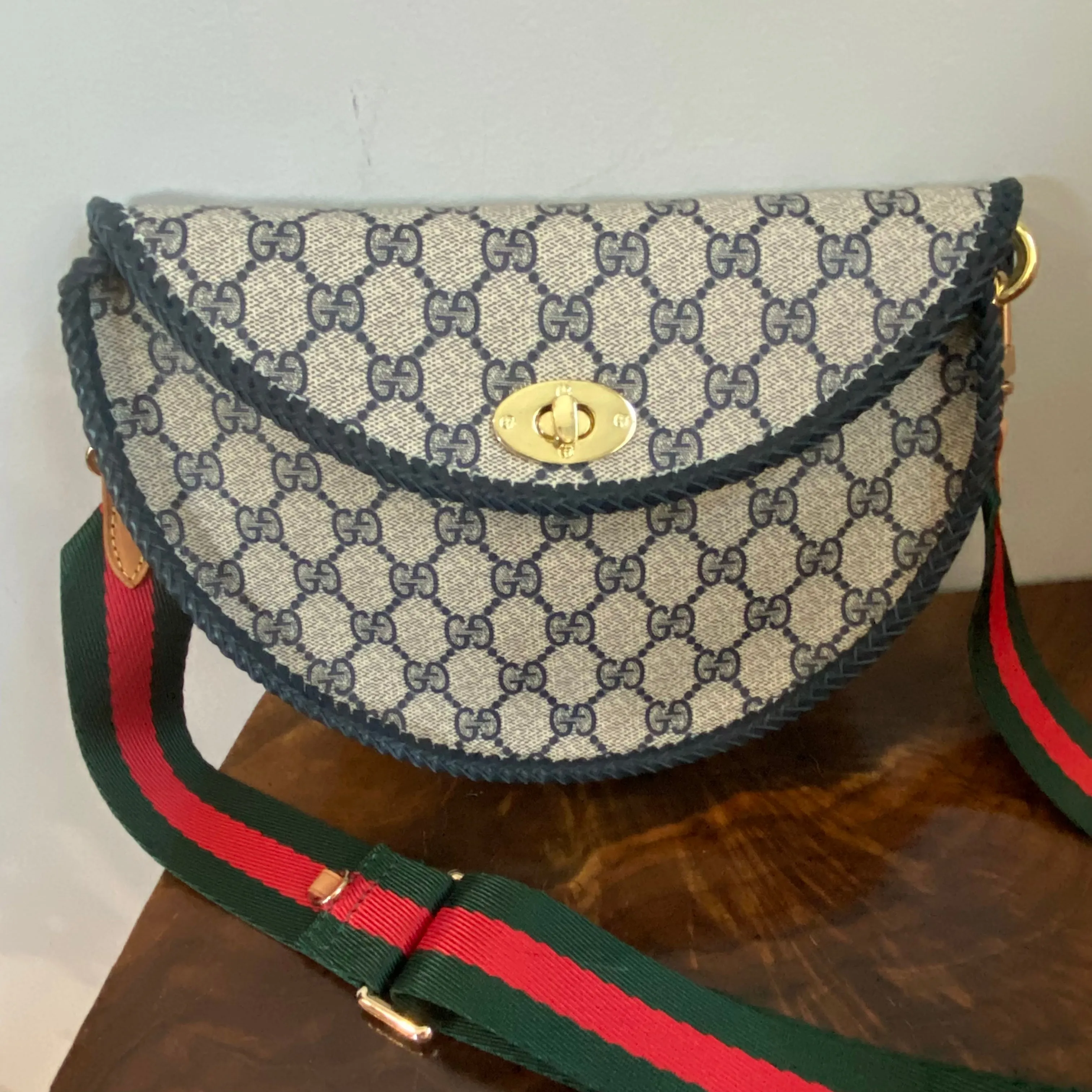 The Dove - Vintage Gucci Crossbody in Navy