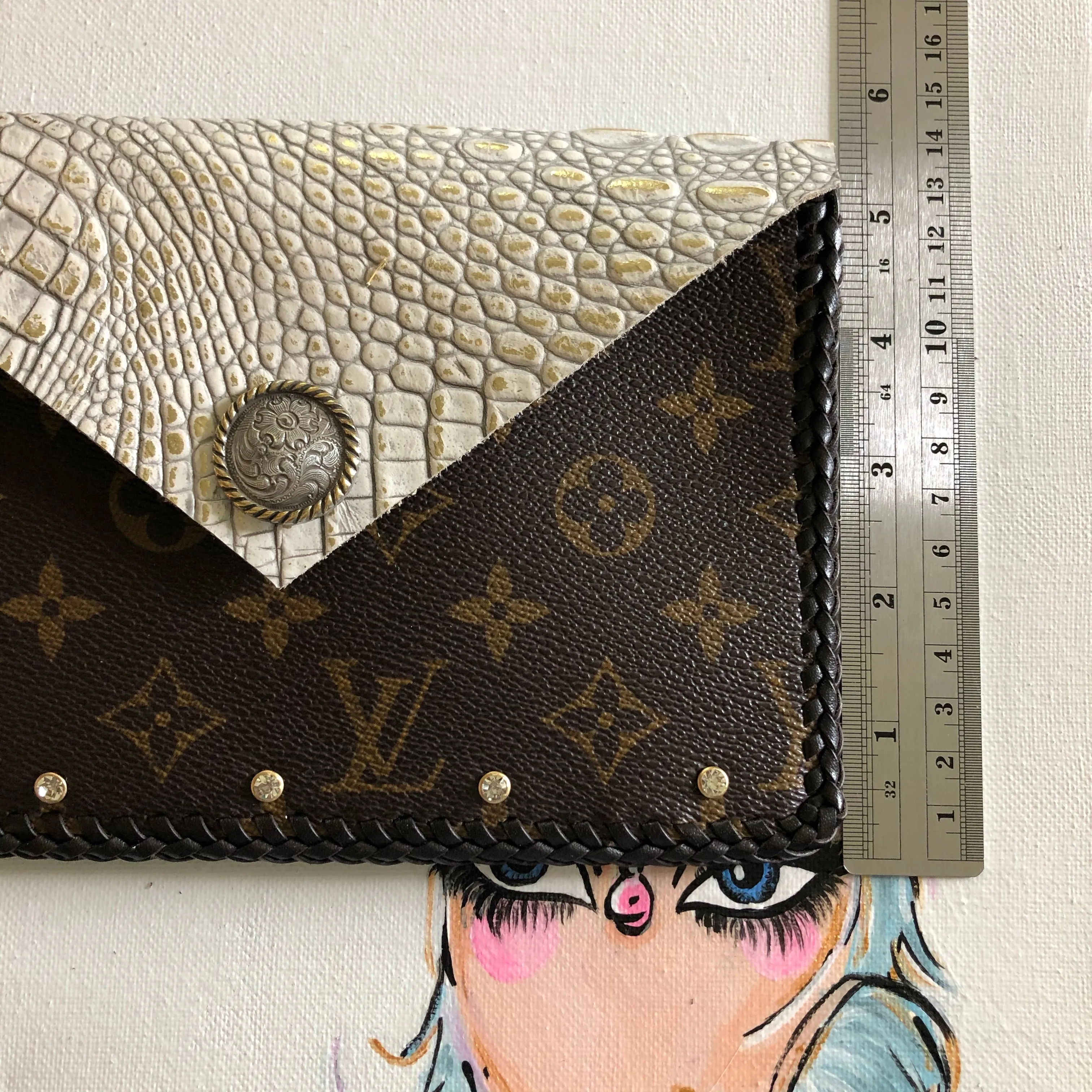 The Wren - White/Gold Vintage Wristlet Bag