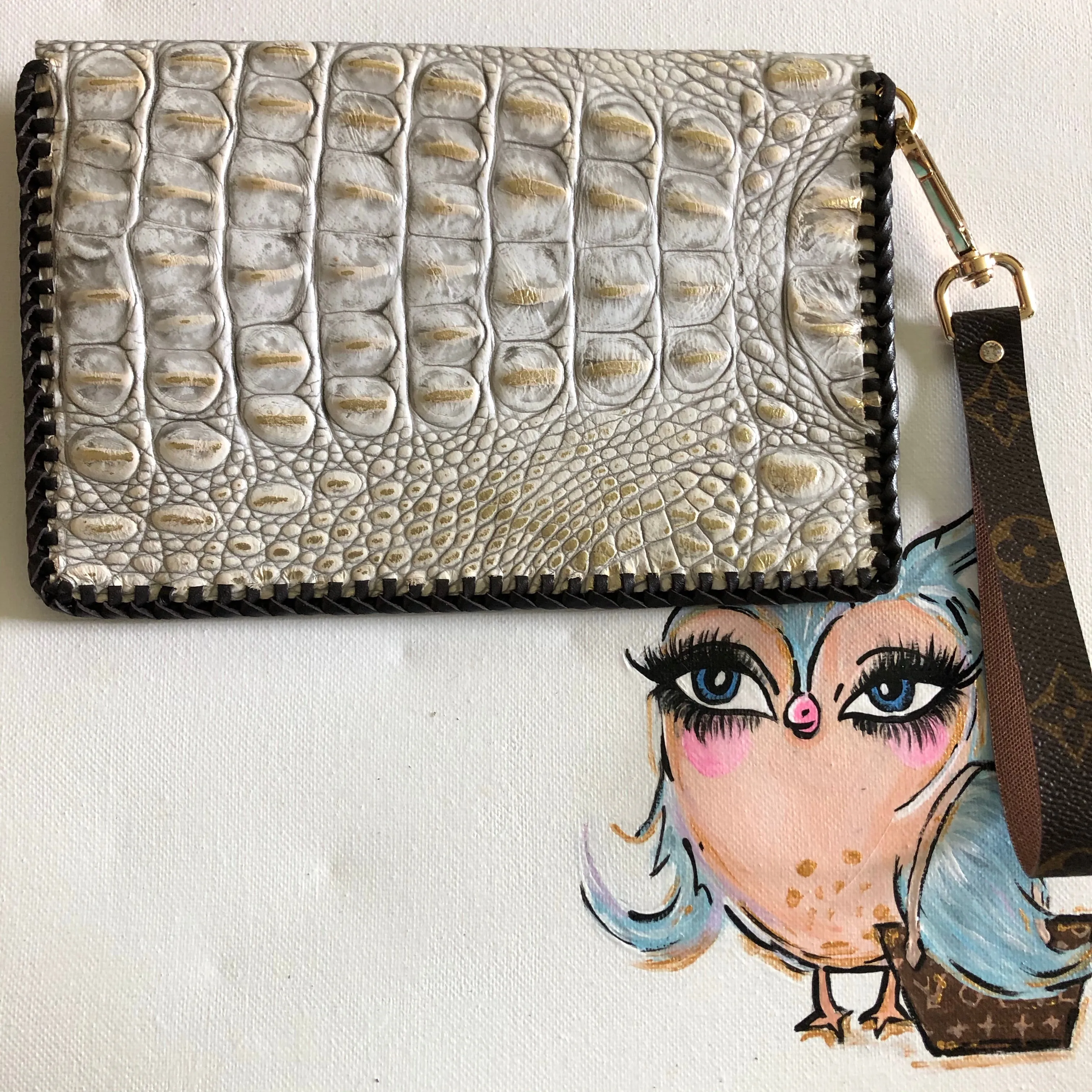 The Wren - White/Gold Vintage Wristlet Bag