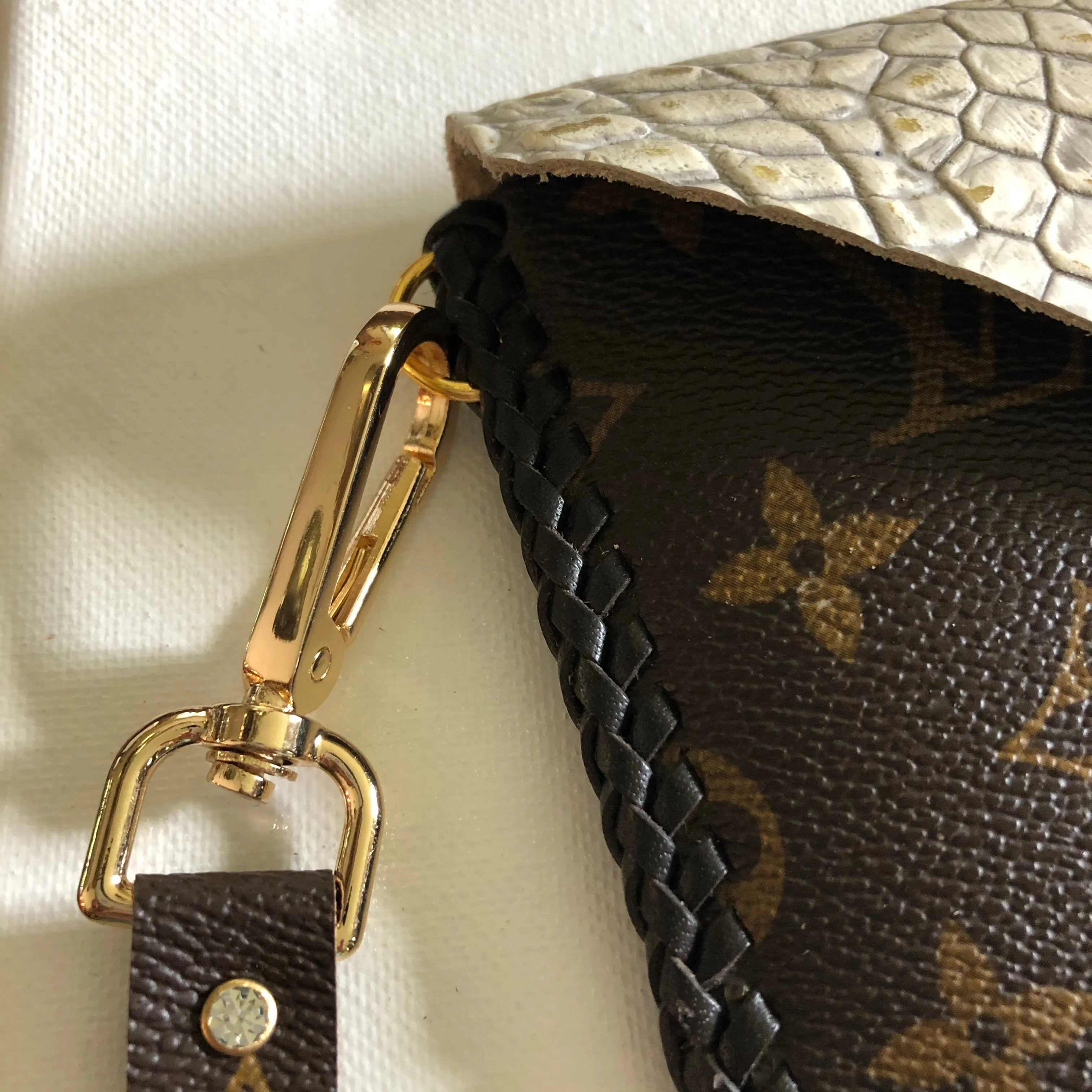 The Wren - White/Gold Vintage Wristlet Bag